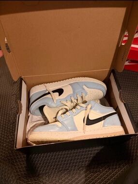 Jordan 1 lows Blue and Cream Low-Top Sneakers with Black Swoosh